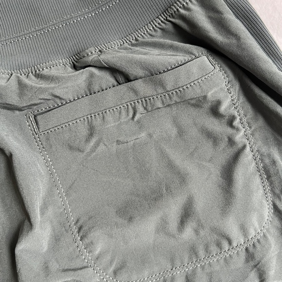 Athleta Skort Size 6 Green Pull On Front Back Pockets 9" Rise - Picture 4 of 8